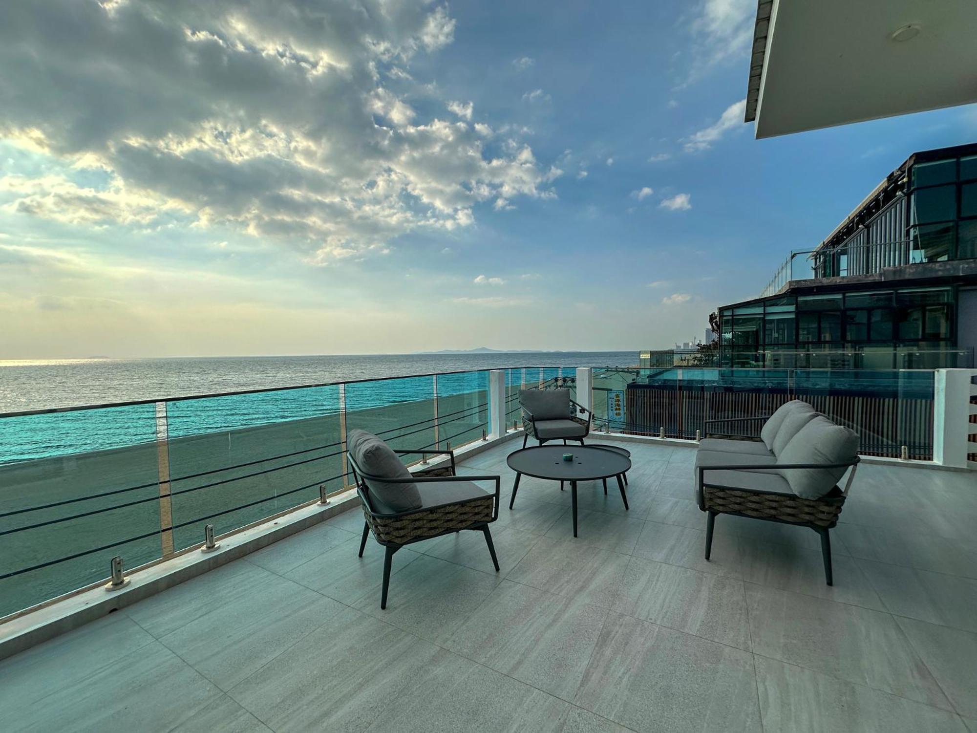 Stunning Beachfront View Luxurious Apartment 40 Haat Jomtien Eksteriør bilde