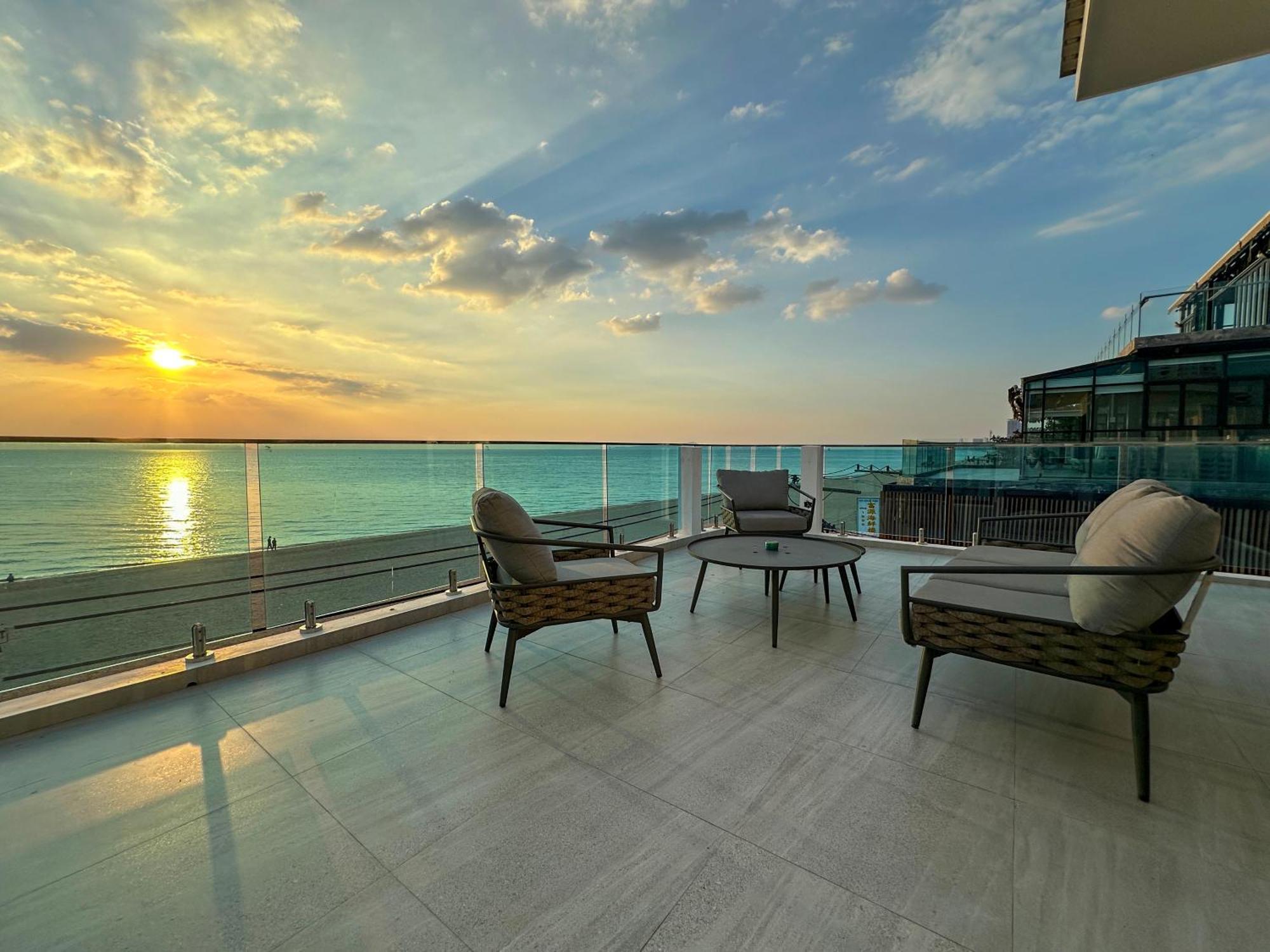 Stunning Beachfront View Luxurious Apartment 40 Haat Jomtien Eksteriør bilde